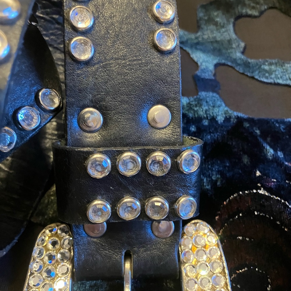 BLACK LEATHER STUDDED BELT BIG RHINESTONE BUCKLE ALL INTACT - Picture 3 of 8